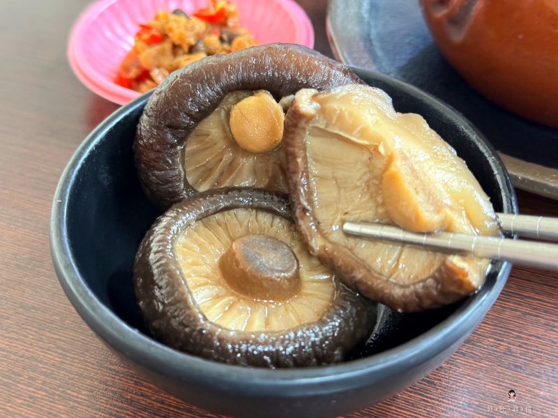 甕中甕炭火煨湯 來自江西傳統瓦罐老火煨湯只要銅板價  費時12小時煨出滿滿精華養生湯品！ @兔貝比的菲比尋嚐