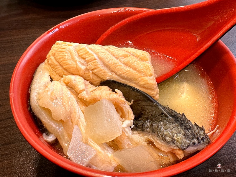 村日式料理 上100種日料任您吃到飽 握壽司階梯擺盤霸氣上桌 超巨大的生蠔有夠邪惡的啦！ @兔貝比的菲比尋嚐