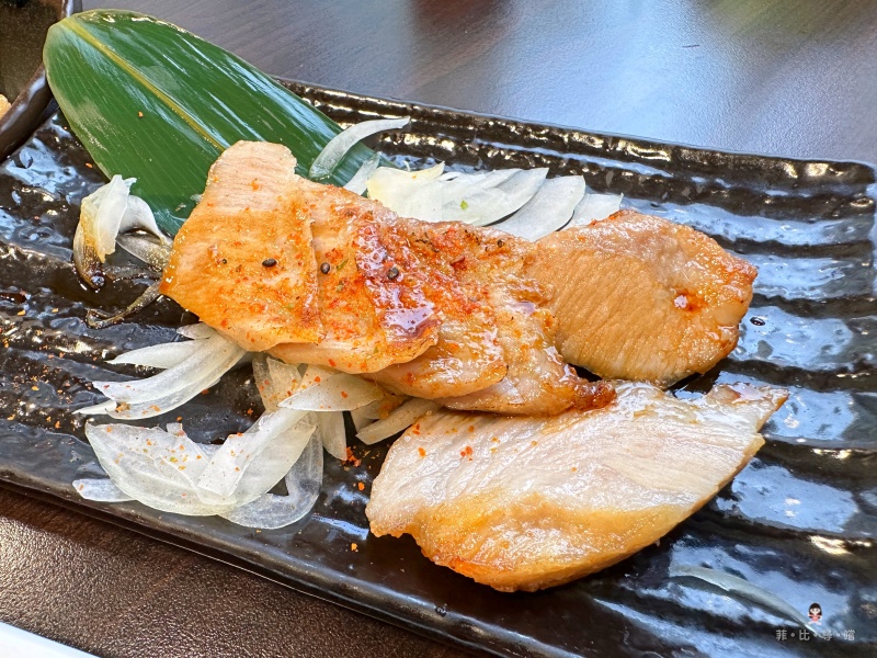 村日式料理 上100種日料任您吃到飽 握壽司階梯擺盤霸氣上桌 超巨大的生蠔有夠邪惡的啦！ @兔貝比的菲比尋嚐
