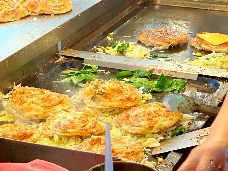 忠將蔥蔬餅 超有料的蔥油餅 炸出來的蔬菜根本是大阪燒！新莊美秀市場必吃排隊美食 @兔貝比的菲比尋嚐