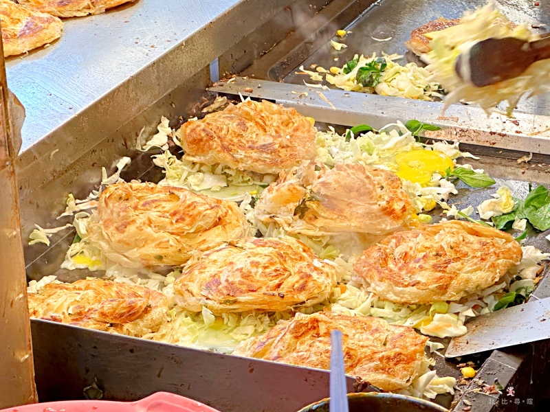 忠將蔥蔬餅 超有料的蔥油餅 炸出來的蔬菜根本是大阪燒！新莊美秀市場必吃排隊美食 @兔貝比的菲比尋嚐