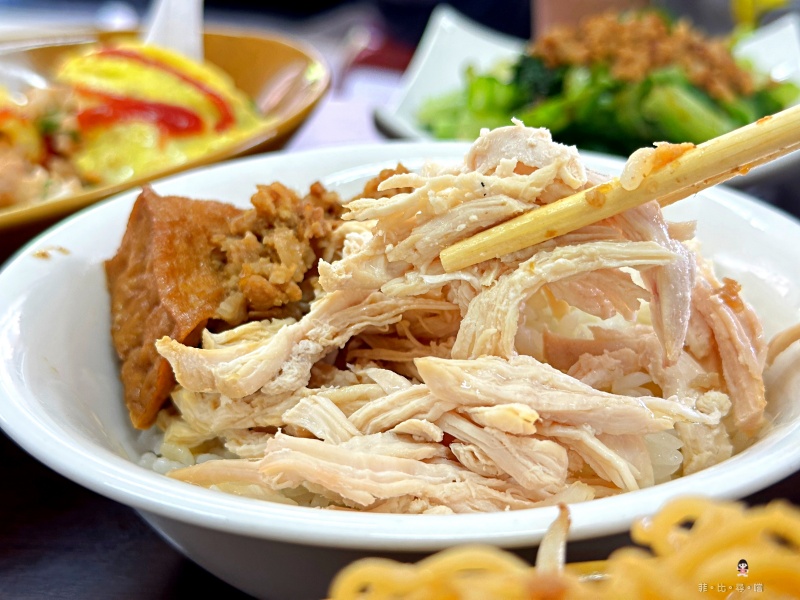 幸福雞肉飯海鮮麵 超有料的印尼炒泡麵超飽足 大份量直接被KO！ @兔貝比的菲比尋嚐