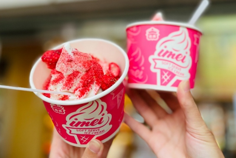 義美霜淇淋買一送一「草莓牛奶霜淇淋聖代」整顆草莓凍乾超欠吃 每杯只要30元！ @嘿!部落!