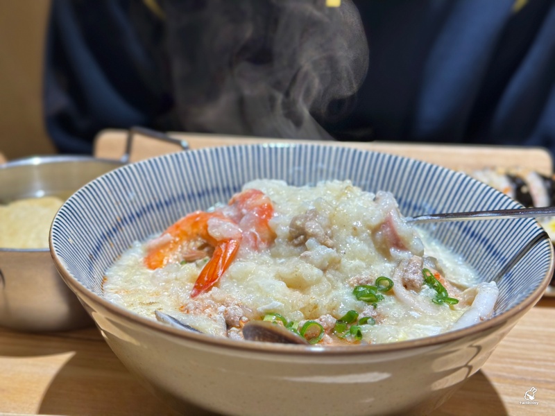 煨煨小米粥鋪 鮮味滿滿海鮮粥 煨到綿密濃稠 暖胃又滿足！ @兔貝比的菲比尋嚐