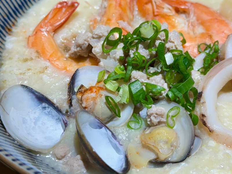 煨煨小米粥鋪 鮮味滿滿海鮮粥 煨到綿密濃稠 暖胃又滿足！ @兔貝比的菲比尋嚐