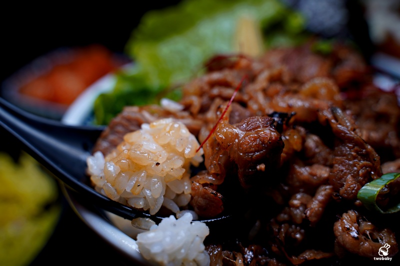 宮本武丼 直火炙燒豪邁肉肉山就是香 內用雞湯、飲料、冰淇淋無限吃！ @兔貝比的菲比尋嚐