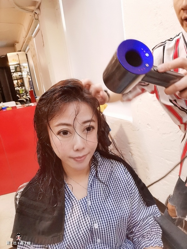 台北車站髮廊推薦 V show salon 染髮/護髮/剪髮/推薦黃馬克 雙色染在自然光下MIX更有型！ @兔貝比的菲比尋嚐