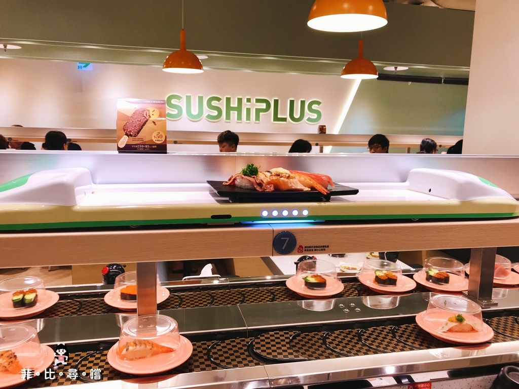「SUSHiPLUS」全台首間豪華版爭鮮迴轉壽司 就在板橋南雅愛買店！手機點餐新幹線直送 現點現做50款創意料理SUSHiPLUS限定！ @兔貝比的菲比尋嚐