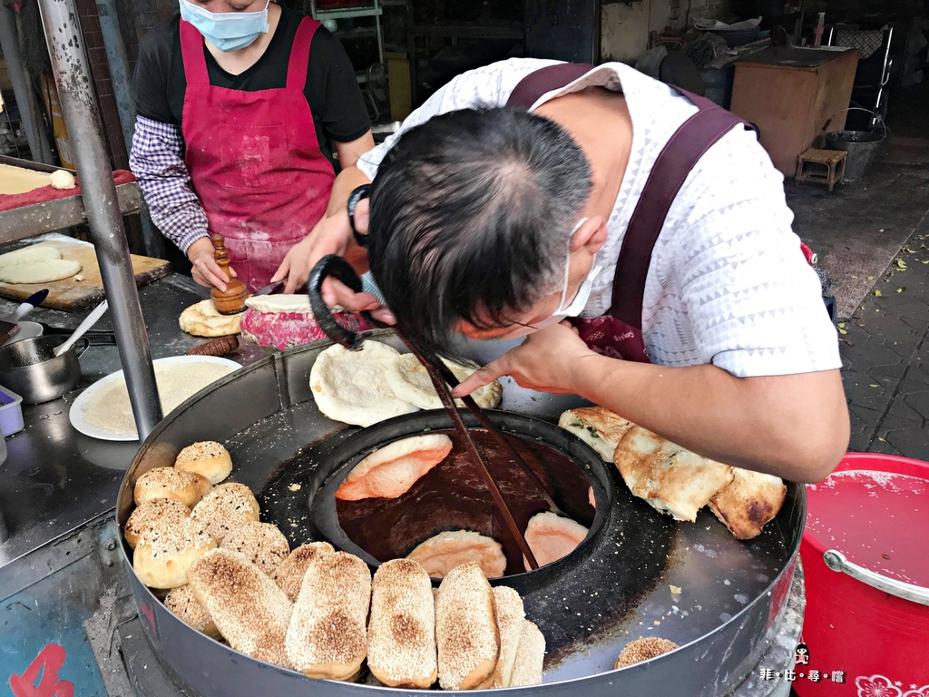 台灣首賣新疆烤饢專賣店 每天只賣3個小時 出爐就秒殺的烤饢 一定要嚐嚐！ @兔貝比的菲比尋嚐