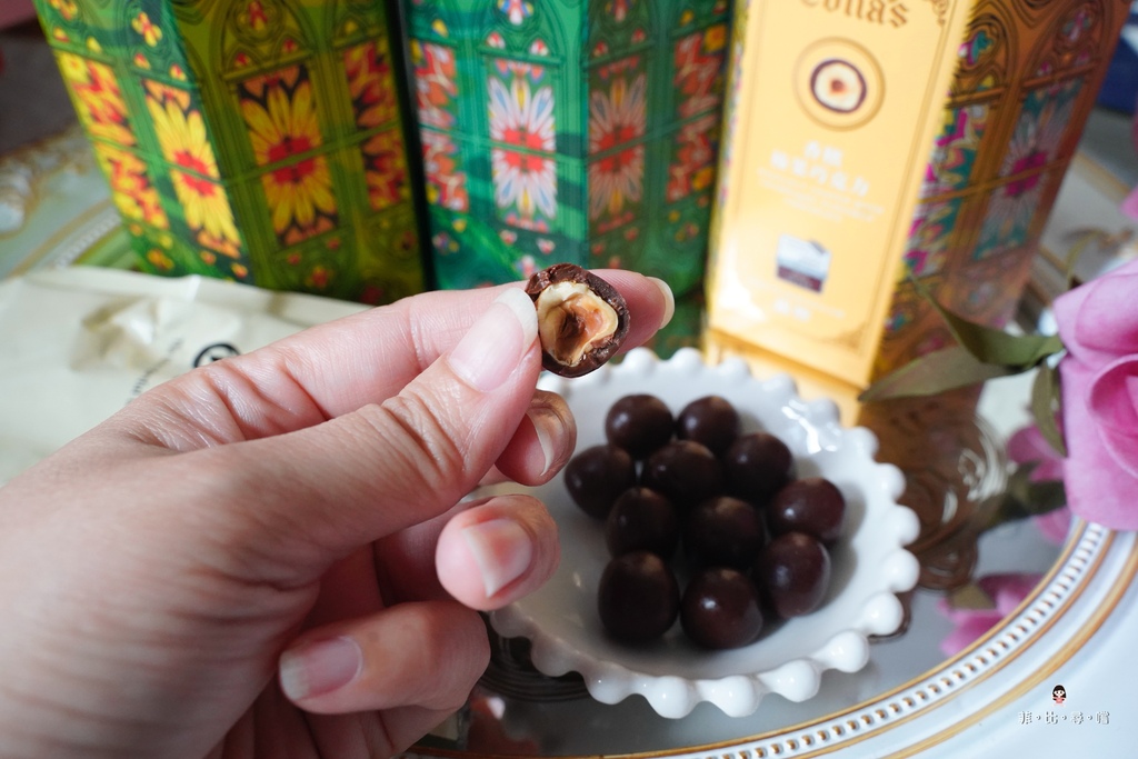 Cona&#8217;s 妮娜巧克力 台灣之光 世界大賽獲獎無數的米其林巧克力 浪漫系的星座巧克力、會爆漿的薄片夾心巧克力 讓您少女心爆棚！ @兔貝比的菲比尋嚐