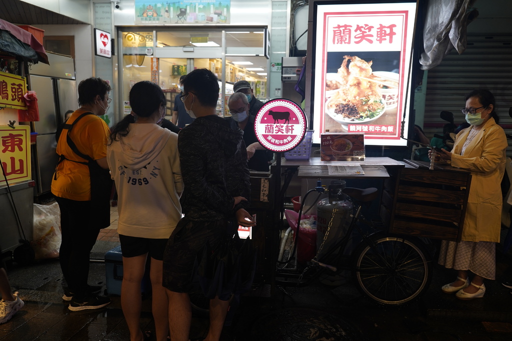台北東區最神祕的深夜排隊美食 悄悄地出現在饒河夜市啦！ 蘭笑軒饒河號開幕前10天，每日限量十名免費請您吃噴香的和牛滷肉飯～ @兔貝比的菲比尋嚐