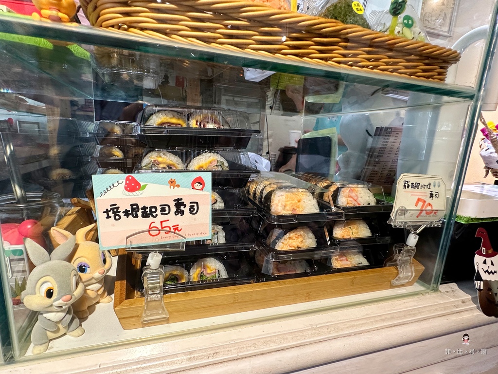 蘇西家手作壽司 被玩具公仔包圍的壽司店 招牌肉鬆皮蛋創新口味 吃了會上癮呀！ @兔貝比的菲比尋嚐