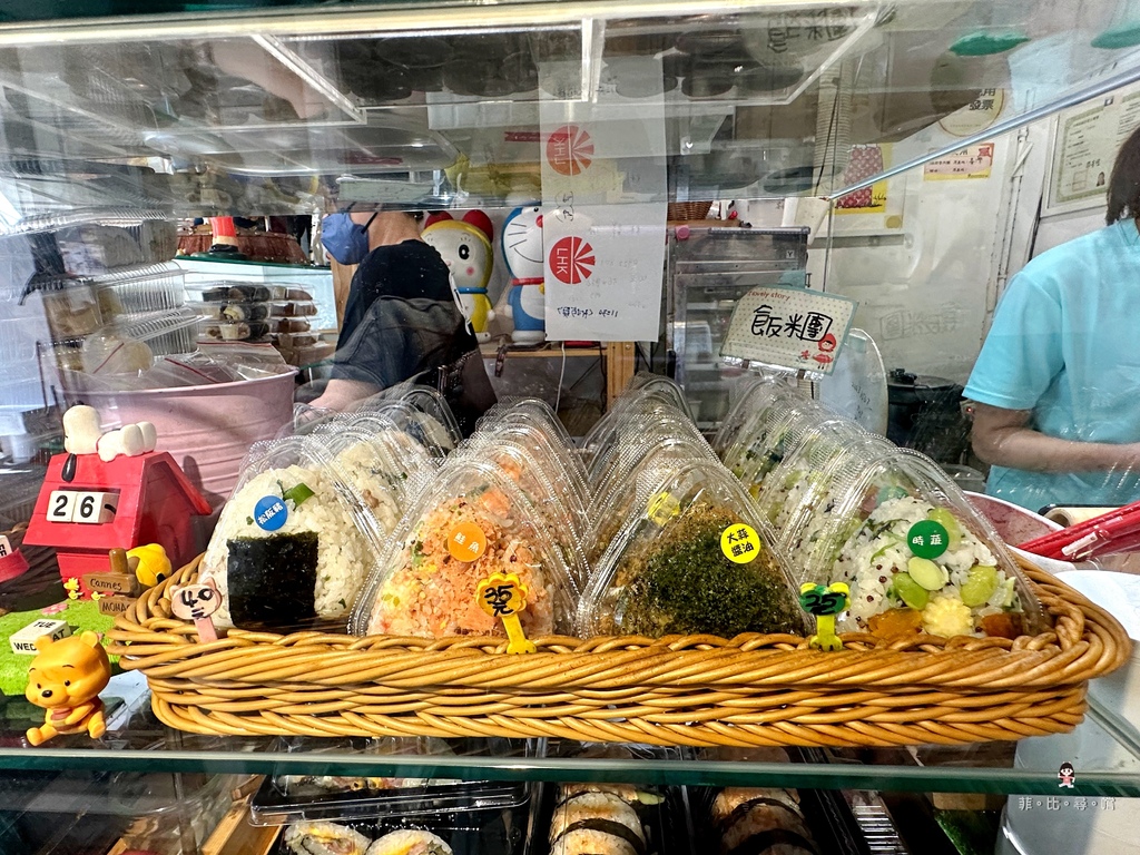 蘇西家手作壽司 被玩具公仔包圍的壽司店 招牌肉鬆皮蛋創新口味 吃了會上癮呀！ @兔貝比的菲比尋嚐